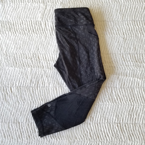 lululemon athletica Pants - Lululemon Cropped Leggings Size 8 ~ EUC